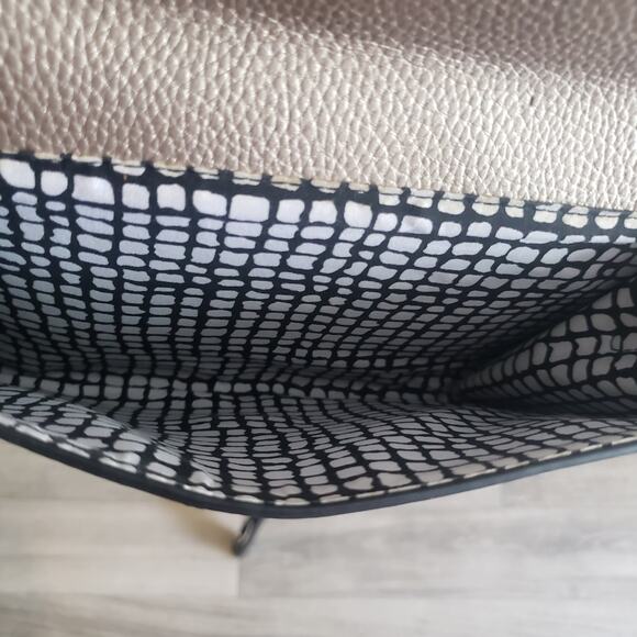 Women's Gold/Gray Metallic Faux Leather Crossbody Bag - Picture 4 of 6